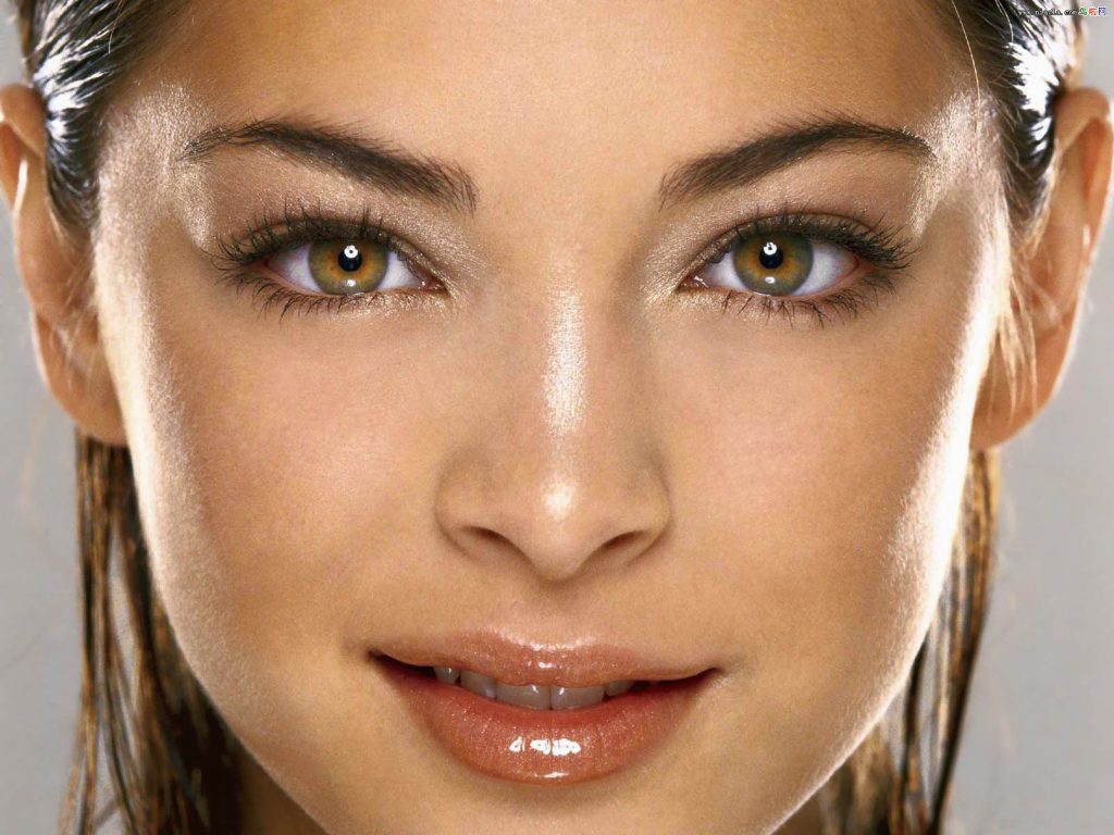 Kristin Kreuk eyes